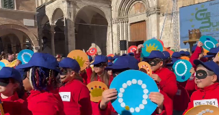 Carnevale di Ascoli, piazza del Popolo si riempie di studenti e tradizione